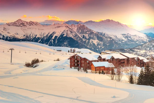 Mooie zonsondergang en ski resort in de Franse Alpen, Europa — Stockfoto