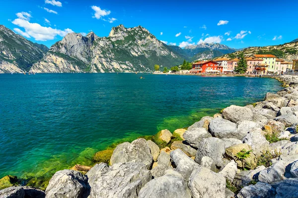 Krásné jezero Garda a Torbole letovisko město, Itálie, Evropa — Stock fotografie