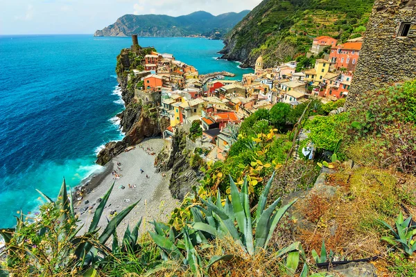 Aldeia de Vernazza na costa de Cinque Terre, Itália, Europa — Fotografia de Stock