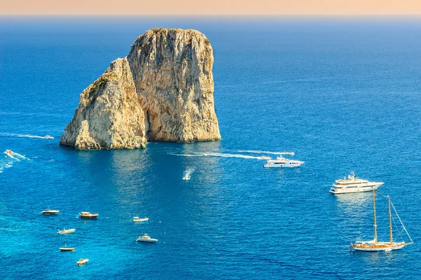 Ilha de Capri e falésias de Faraglioni, Itália, Europa — Fotografia de Stock