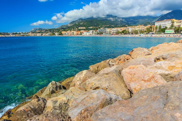 Bela paisagem urbana e praia, Menton, Azur Coast, França, Europa — Fotografia de Stock