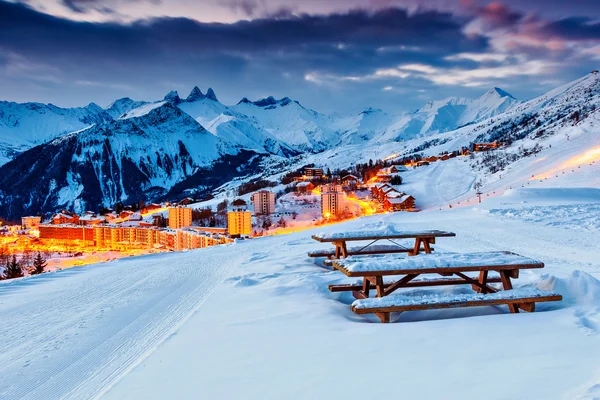 Splendido tramonto e stazione sciistica nelle Alpi francesi, Europa — Foto Stock