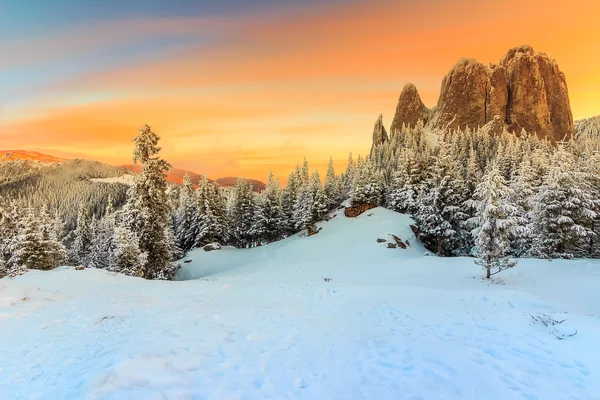 Majestätische Sonnenuntergangs- und Winterlandschaft, einsame Felsen, Karpaten, Rumänien, Europa — Stockfoto