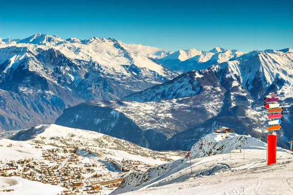 Známé lyžařské středisko ve francouzských Alpách, les sybelles, Francie — Stock fotografie