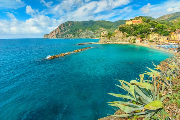 Monterosso Al Mare paese sulla costa delle Cinque Terre d'Italia, Europa — Foto Stock