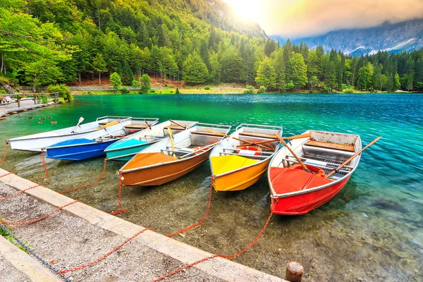 Nádhernou alpskou krajinu a barevné lodě, jezero Fusine, Itálie, Evropa — Stock fotografie