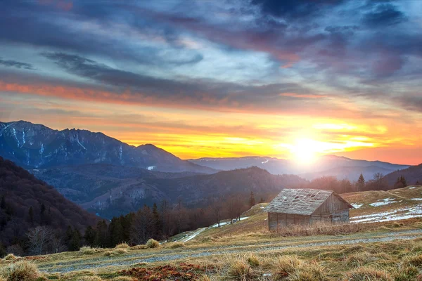 Chalet desvencijado y hermoso atardecer, Ciucas montañas, Cárpatos, Rumania, Europa — Foto de Stock