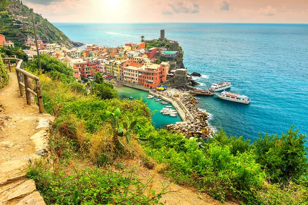 Aldeia de Vernazza e nascer do sol fantástico, Cinque Terre, Itália, Europa — Fotografia de Stock