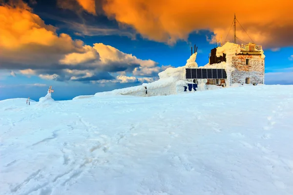 Bergchalet en zonsondergang, Bucegi bergen, Karpaten, Transsylvanië, Roemenië, Europa — Stockfoto