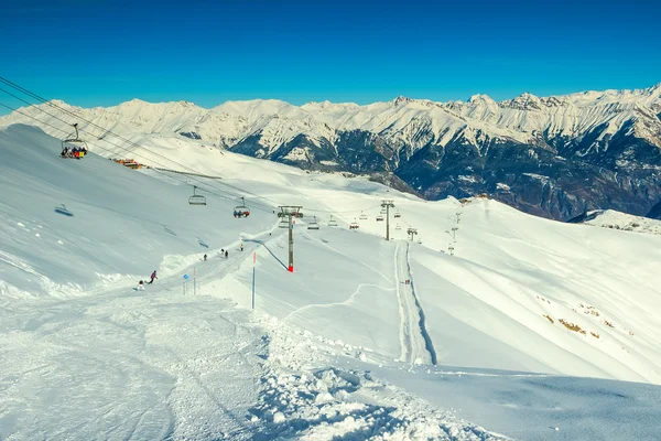 Skicursus en de kabelbaan in de bergen, Frankrijk, Europa — Stockfoto