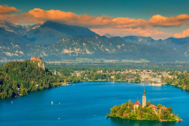 Renkli bulutlar ve Bled Gölü Panoraması, Slovenya, Europe
