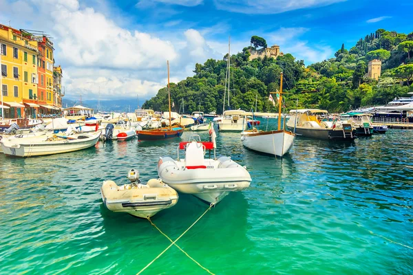 Bunte häuser und boote im hafen, portofino, ligurien, italien, europa — Stockfoto