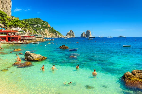 Bela praia e falésias na ilha de Capri, Itália, Europa — Fotografia de Stock