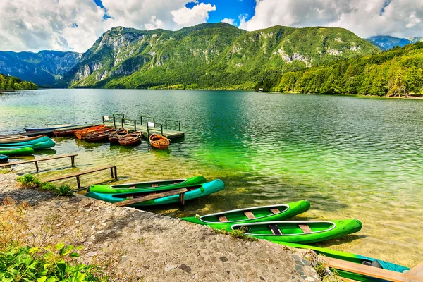멋진 고산 풍경과 화려한 보트, 호수 Bohinj, 슬로베니아, 유럽 — 스톡 사진