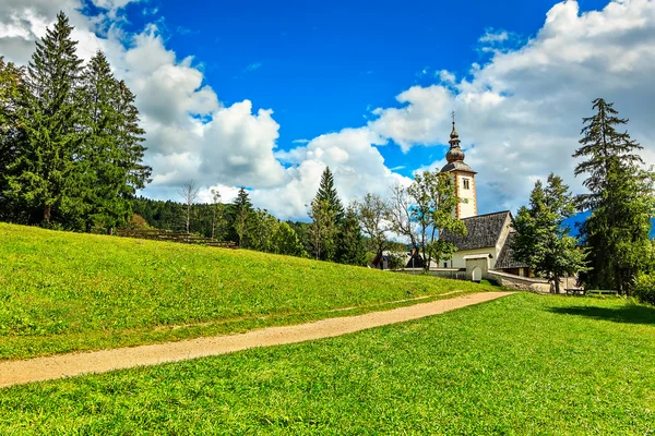 Templom St John the Baptist, közelében Bohinj Lake, Szlovénia — Stock Fotó