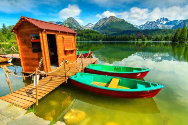 Renkli tekneler üzerinde dağ gölü, Strbske Pleso, Slovakya, Europe