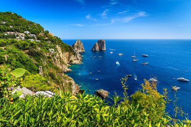 Capri Adası, plaj ve Faraglioni kayalıkları, İtalya, Europe