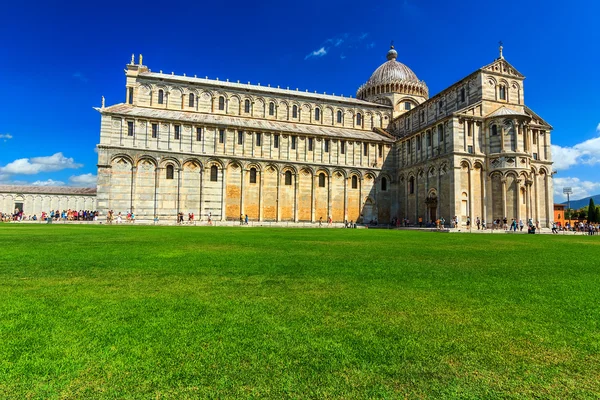 Pisa dome v blízkosti šikmou věž, Itálie, Evropa — Stock fotografie