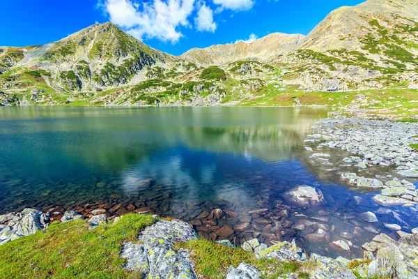 Superbe lac de glacier et pierres colorées, montagnes Retezat, Transylvanie, Roumanie — Photo