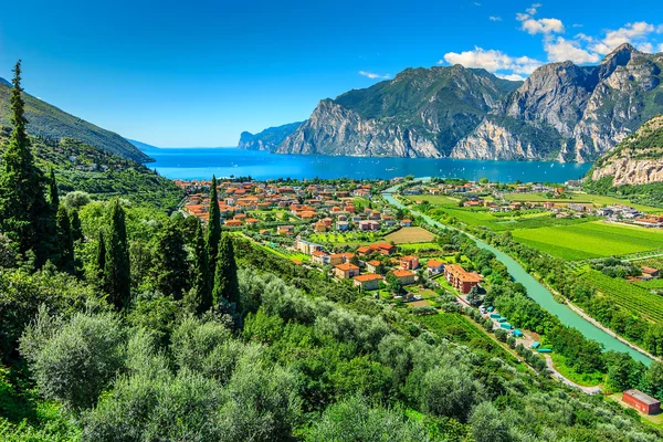 Bella giornata di sole sul Lago di Garda, Torbole.Italia, Europa — Foto Stock