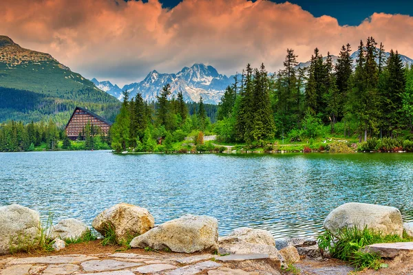 Jezioro alpejskie góra w Wysokie Tatry, Szczyrbskie Pleso, Słowacja, Europa — Zdjęcie stockowe