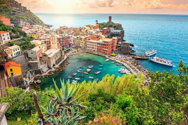 Vernazza pueblo y amanecer impresionante, Cinque Terre, Italia, Europa — Foto de Stock