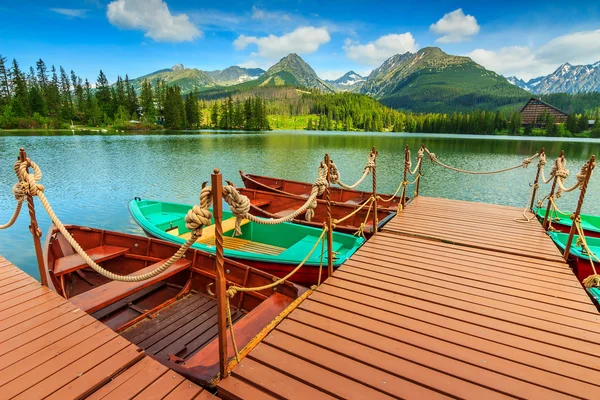 Renkli ahşap tekneler üzerinde dağ gölü, Strbske Pleso, Slovakya
