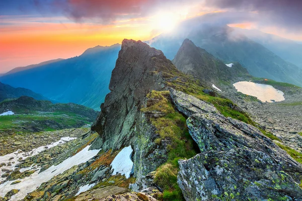 Prachtige zonsopgang in de hoge bergen, Fagaras, Karpaten, Transsylvanië, Roemenië — Stockfoto