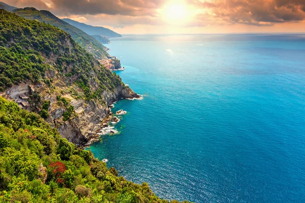 Çarpıcı gündoğumu ve dik kıyı şeridi, Cinque Terre, Liguria, İtalya, Avrupa