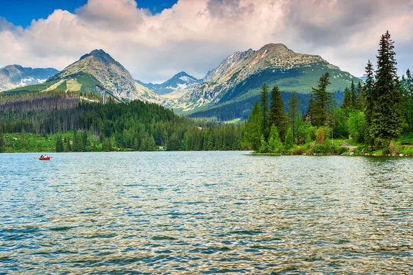 Jezioro alpejskie góra w Wysokie Tatry, Szczyrbskie Pleso, Słowacja, Europa — Zdjęcie stockowe
