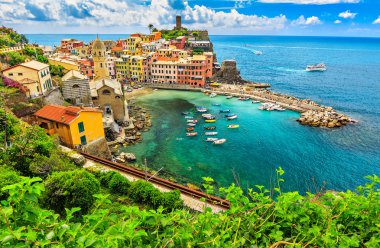 Bay, Vernazza, Cinque Terre, İtalya, Europe renkli tekneler