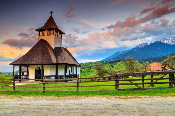 Gyönyörű hegyi ortodox kolostor, korpa, Erdély, Románia, Európa — Stock Fotó