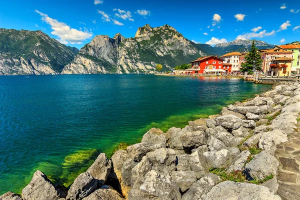 Höga berg, sjö och staden, Gardasjön, Torbole, Italien, Europa — Stockfoto