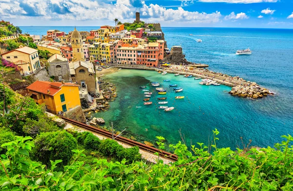 Barcos de colores en la bahía, Vernazza, Cinque Terre, Italia, Europa —  Fotos de Stock