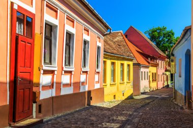 Sighisoara, Transilvanya, Romanya, Avrupa'nın Ortaçağ Sakson sokak görünümü