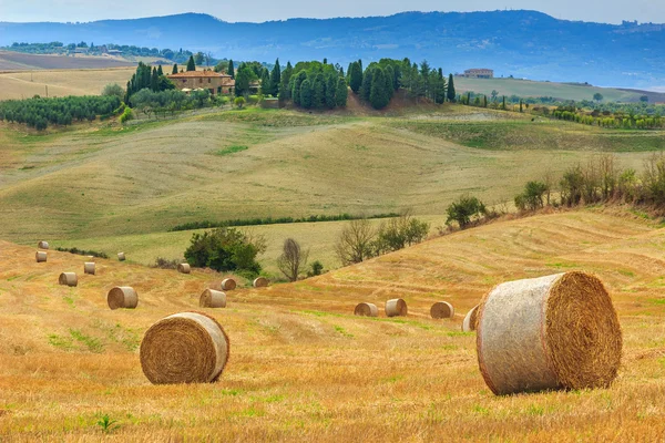 Impresionante paisaje rural con fardos de heno en Toscana, Italia, Europa —  Fotos de Stock