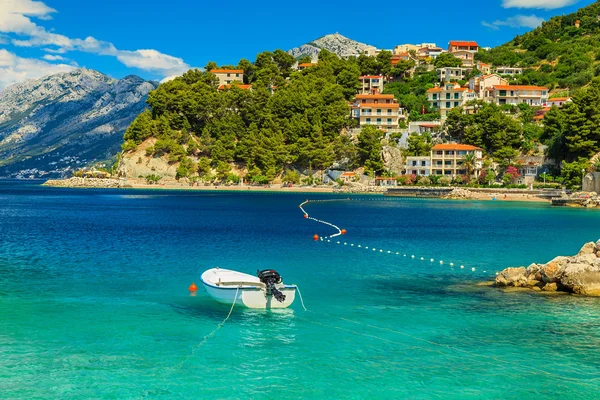 Lindo litoral e praia com lancha, Brela, região da Dalmácia, Croácia, Europa — Fotografia de Stock