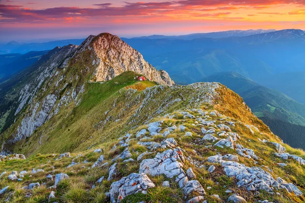 Impresionante puesta de sol en las altas montañas, Piatra Craiului, Cárpatos, Rumania —  Fotos de Stock