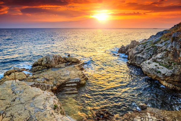 Superbe plage de rochers et magnifique coucher de soleil près de Rovinj, Istrie, Croatie — Photo
