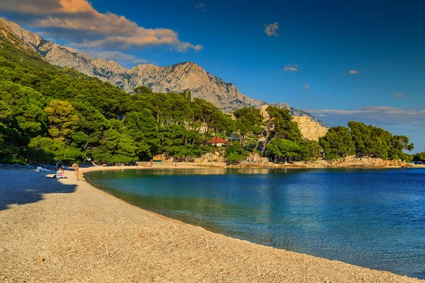 Baía bonita com praia de cascalho, Brela, Makarska riviera, Dalmácia, Croácia — Fotografia de Stock