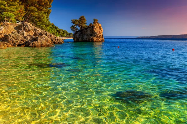 Costa rochosa com água cristalina do mar, Brela, Dalmácia, Croácia — Fotografia de Stock