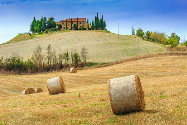 Impresionante paisaje rural con fardos de heno en Toscana, Italia, Europa —  Fotos de Stock