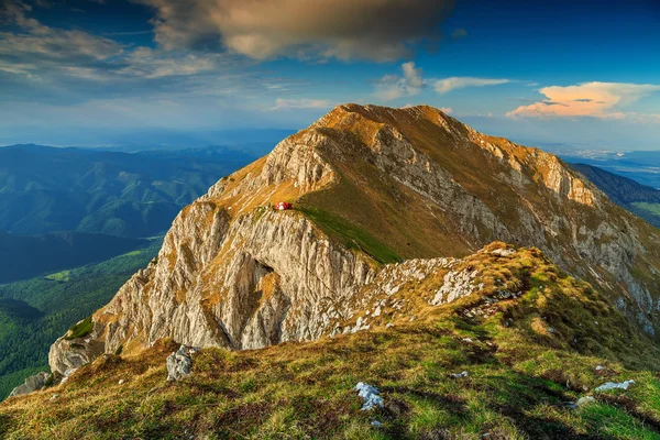 Magische zonsondergang in de hoge bergen, Piatra Craiului, Karpaten, Roemenië — Stockfoto