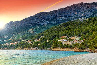 Büyülü gün batımı, Brela, Dalmaçya, Hırvatistan, Europe ile çarpıcı beach