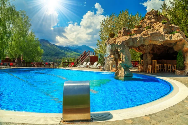 Hermosa piscina con bar de playa y cascada —  Fotos de Stock