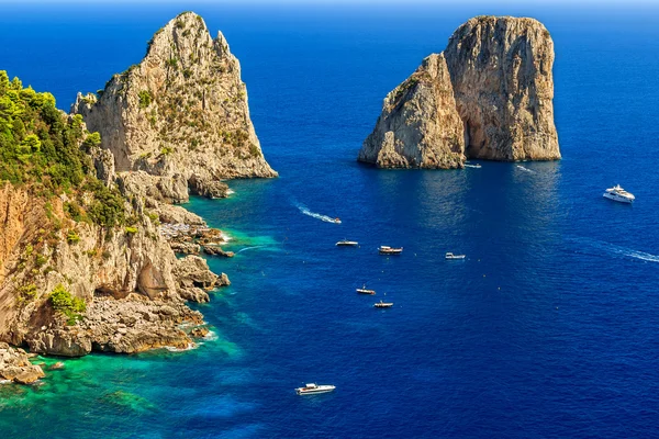 Ilha de Capri, praia e falésias Faraglioni, Itália, Europa — Fotografia de Stock