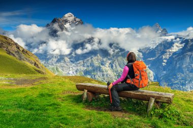Tezgah üzerinde rahatlatıcı sırt çantası ile kadın uzun yürüyüşe çıkan kimse