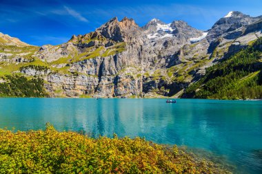 Çarpıcı Mavi Göl ile yüksek dağlar ve buzullar, Oeschinensee, İsviçre