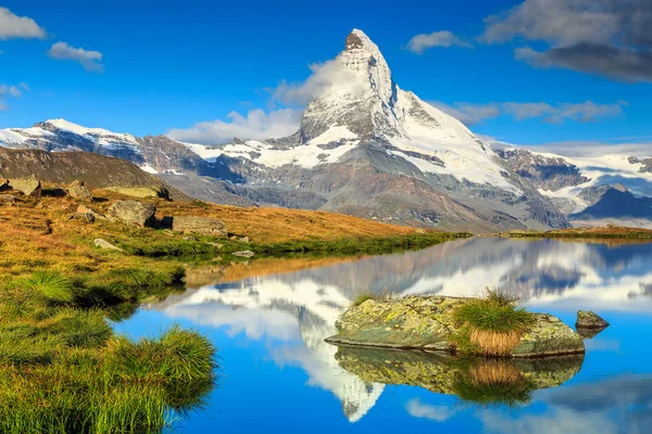 Berömda Matterhorn peak och Stellisee alpina glacier lake, Valais, Schweiz — Stockfoto