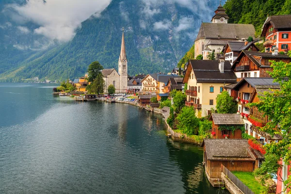 Güzel tarihi köy ile dağ gölü, Hallstatt, Salzkammergut bölge, Avusturya — Stok fotoğraf